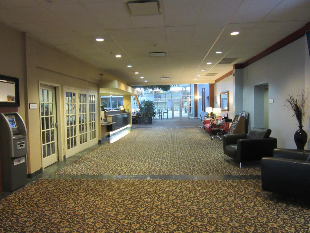 Atrium Hotel & Conference Center Хътчинсън Екстериор снимка