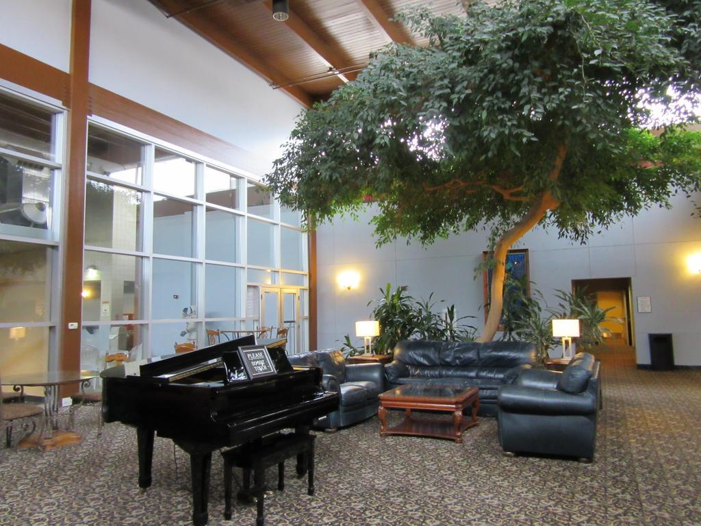 Atrium Hotel & Conference Center Хътчинсън Екстериор снимка